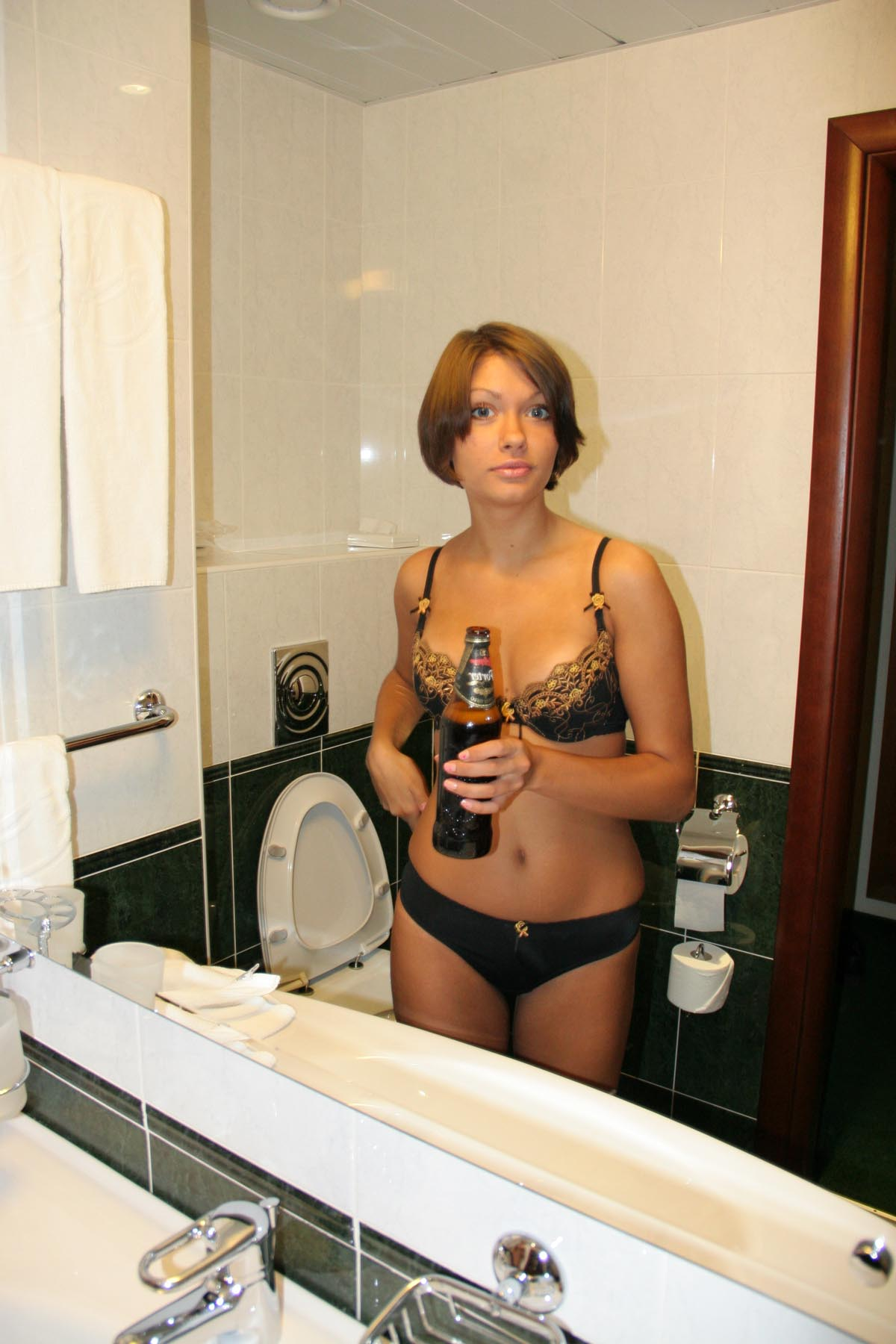 Seductive Lady Turns Bathroom Visit into Sexy Show