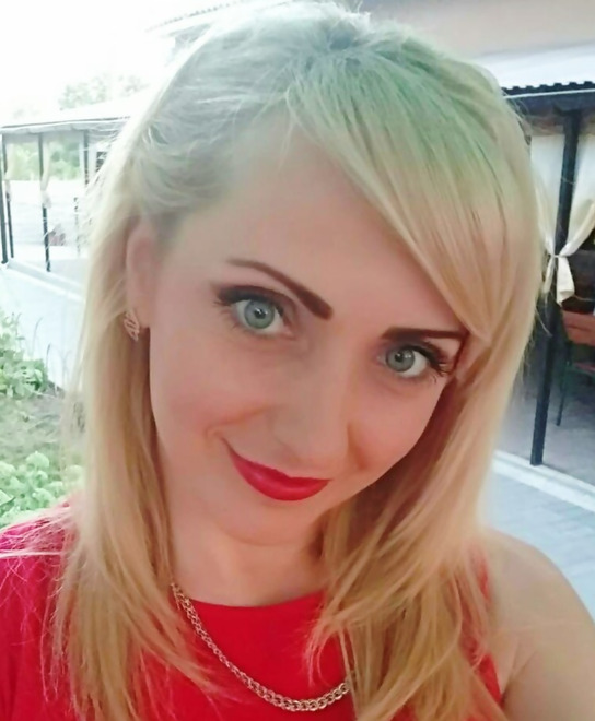 Seductive Blonde Reveals Intimate Area in Explicit Display – photo 1