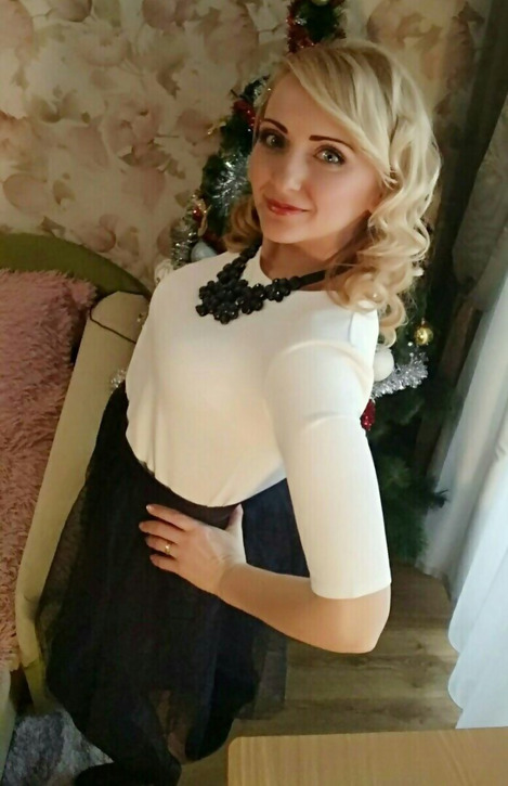 Seductive Blonde Reveals Intimate Area in Explicit Display