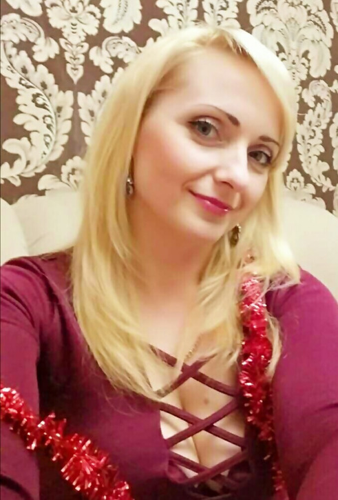 Seductive Blonde Reveals Intimate Area in Explicit Display