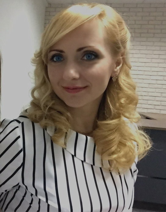 Seductive Blonde Reveals Intimate Area in Explicit Display