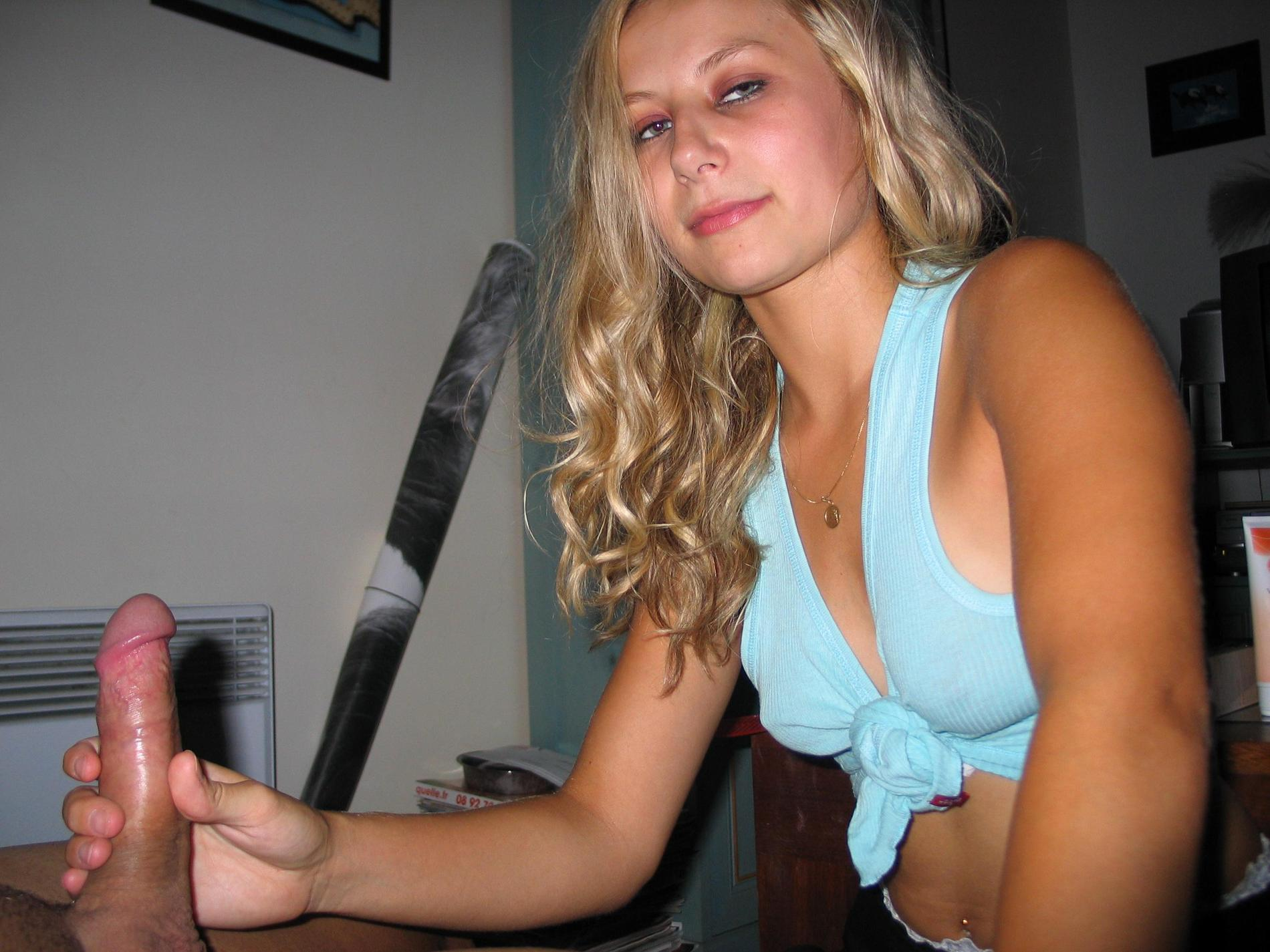 Expert Blowjob and Nude Posing: Hot Babe Shows Off Skills – photo 1