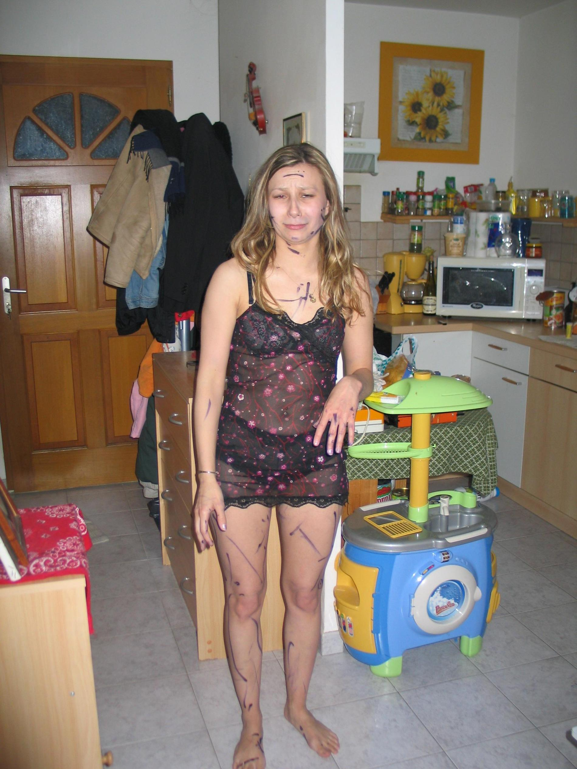 Expert Blowjob and Nude Posing: Hot Babe Shows Off Skills