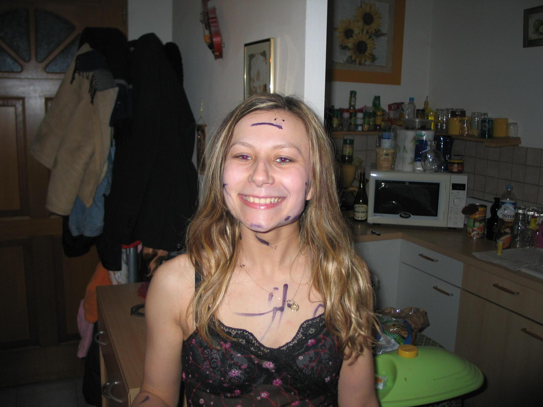 Expert Blowjob and Nude Posing: Hot Babe Shows Off Skills