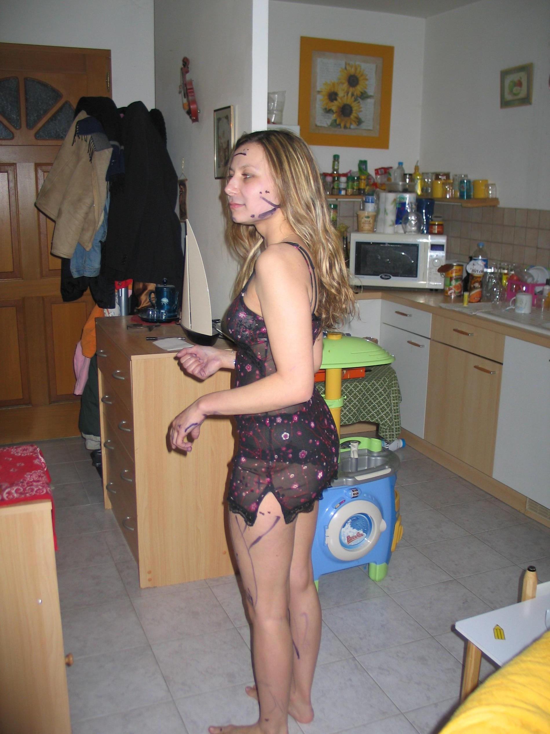 Expert Blowjob and Nude Posing: Hot Babe Shows Off Skills