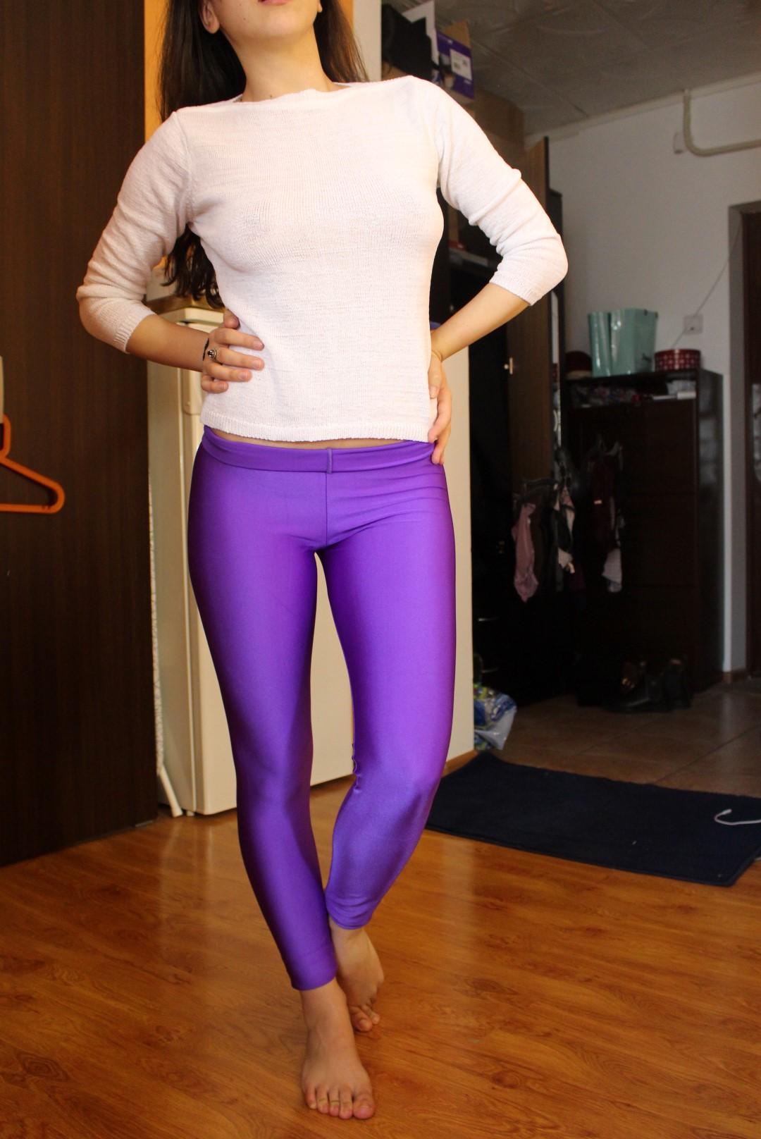 Young Slim Woman in Leggings Shows Off Naked Body – photo 1