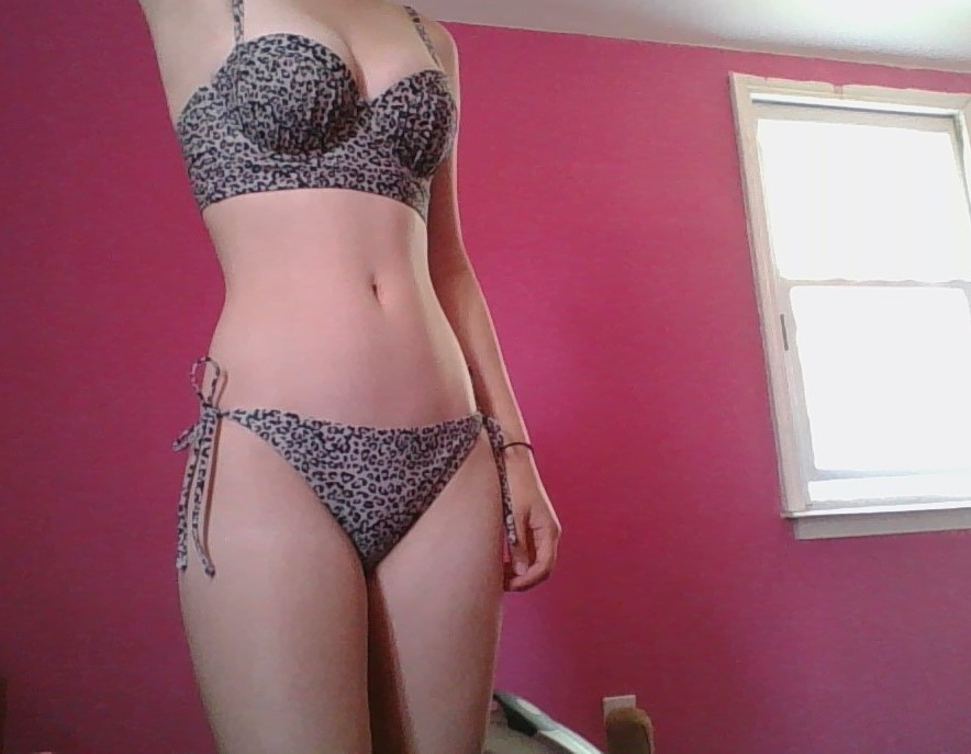 Skinny Wife Strips Bikini, Showing Off Slim Figure – photo 1