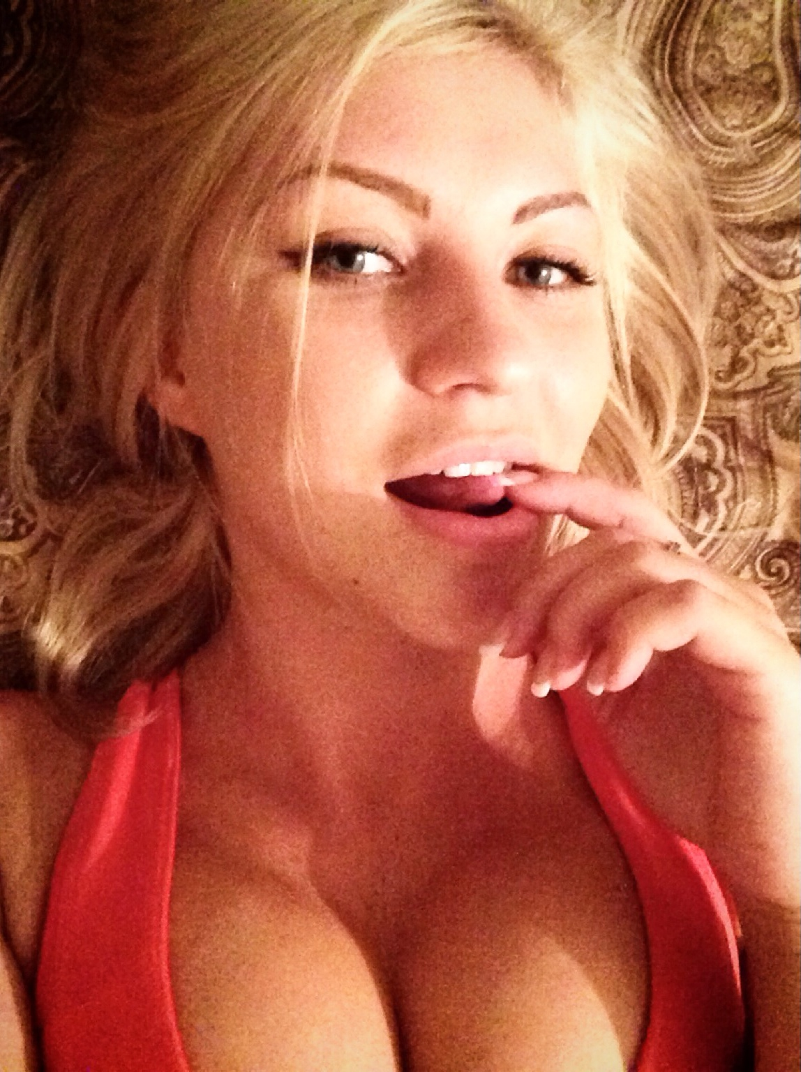 Sexy Blonde Gives Quick Blowjob to Lover – photo 1