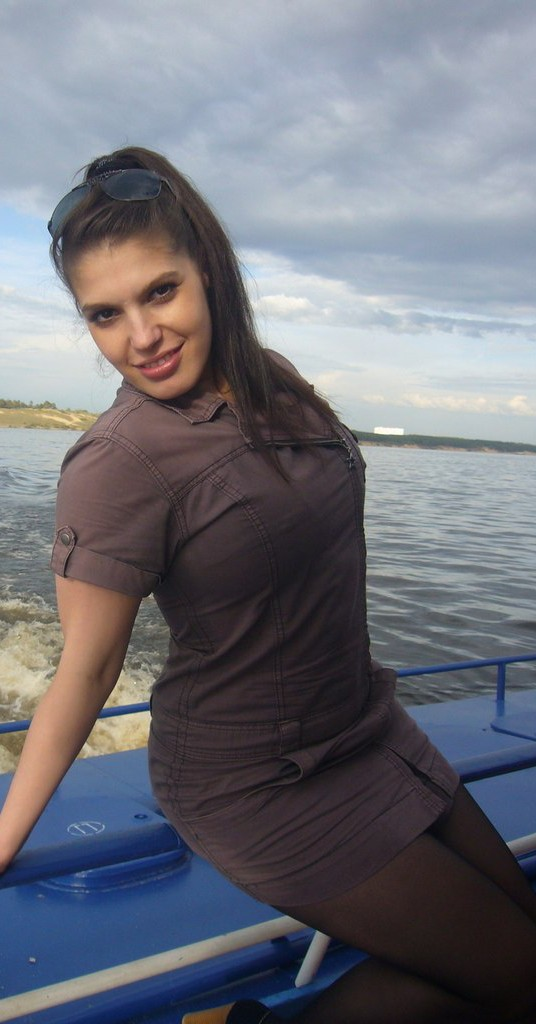 Attractive girl enjoys sex with multiple partners, loves oral sex, and poses naked – photo 1