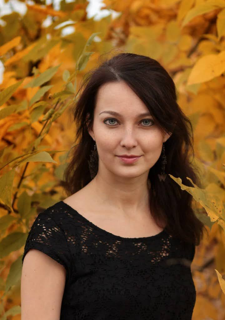 Skinny Married Woman Enjoys Nude Photoshoots and Intimate Moments with Partner – photo 1