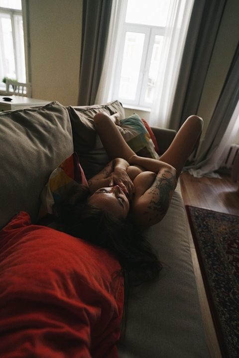 Girl gives blowjob during erotic photoshoot