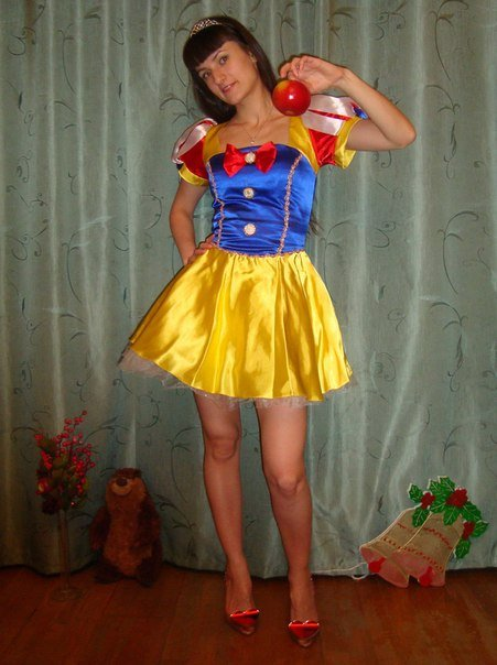 Sexy Slim Girl Poses Nude at Home for Provocative Photoshoot