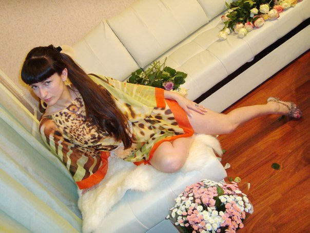 Sexy Slim Girl Poses Nude at Home for Provocative Photoshoot