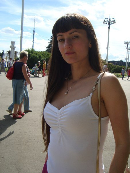 Sexy Slim Girl Poses Nude at Home for Provocative Photoshoot