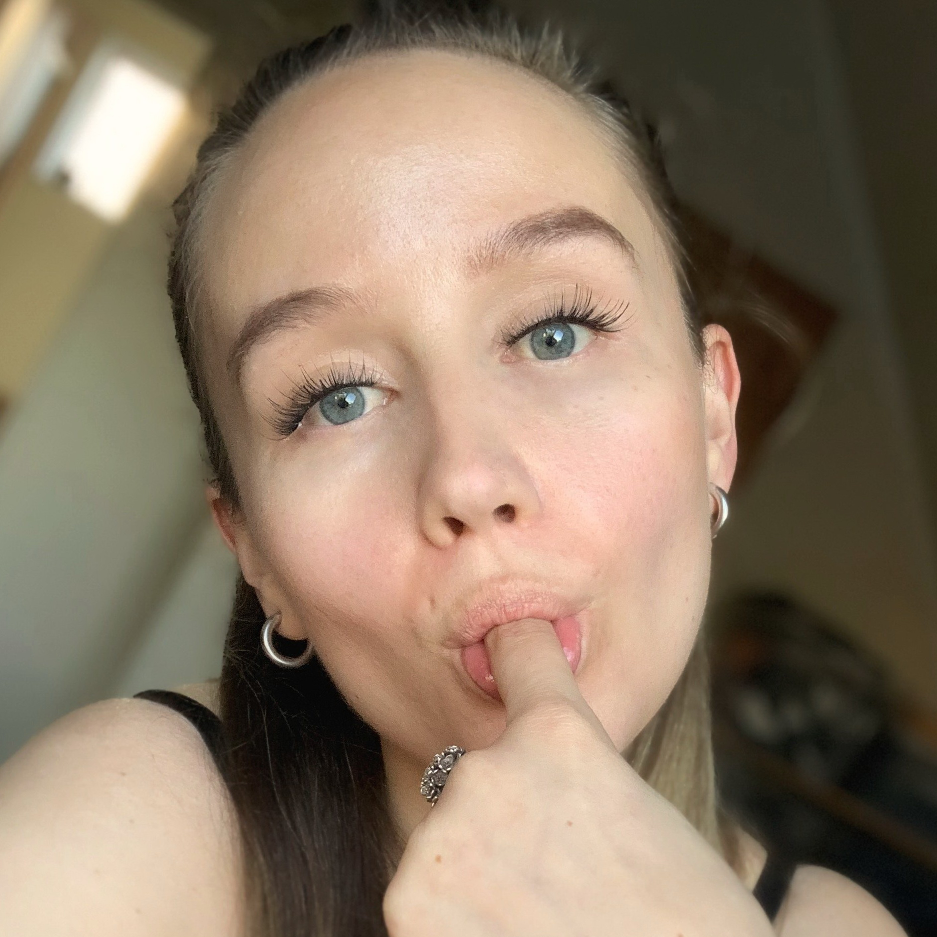 Seductive Long-Haired Lady Takes Provocative Photos with Open Hair – photo 1