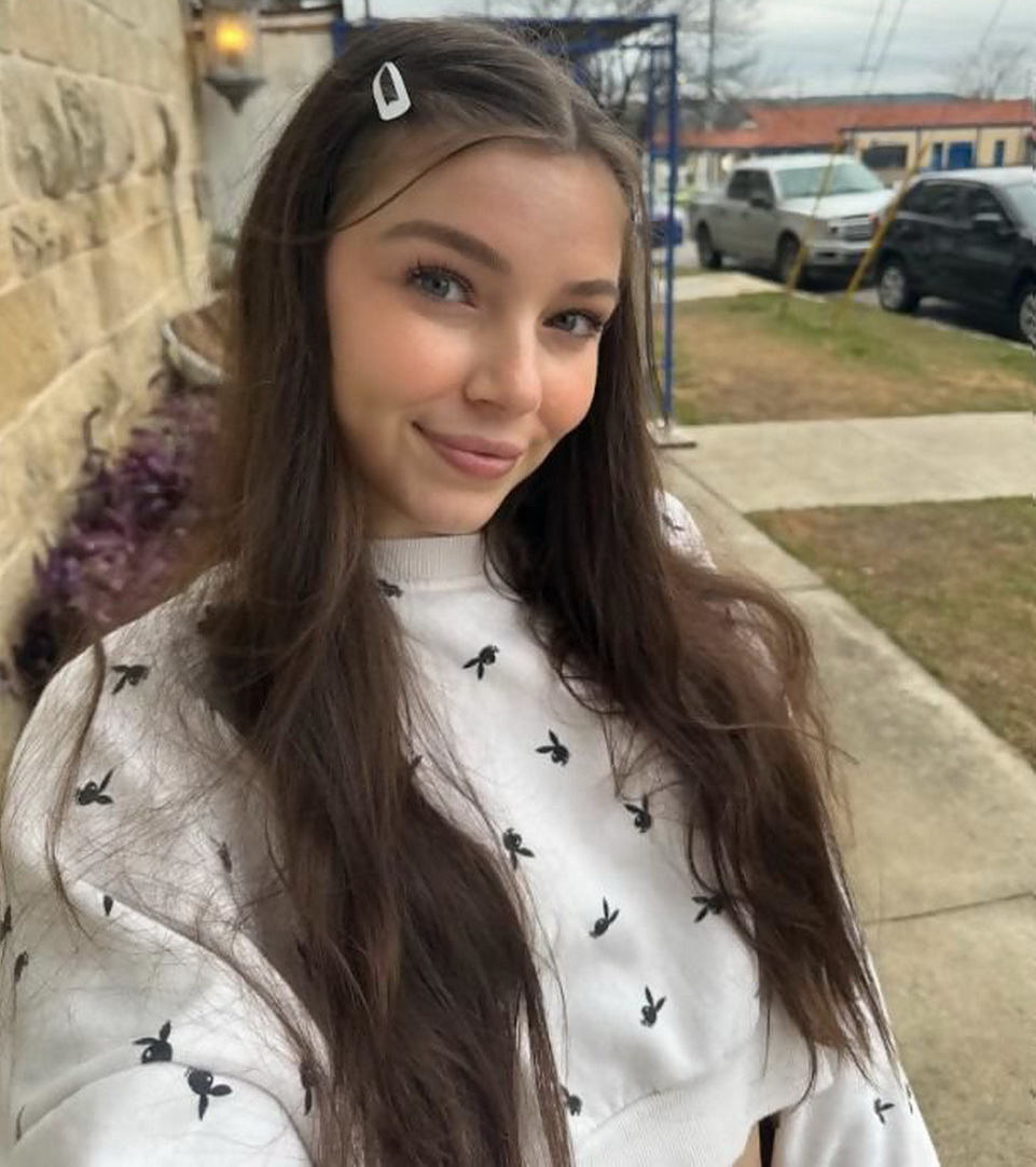 Young beauty posing for sexy photoshoot – photo 1