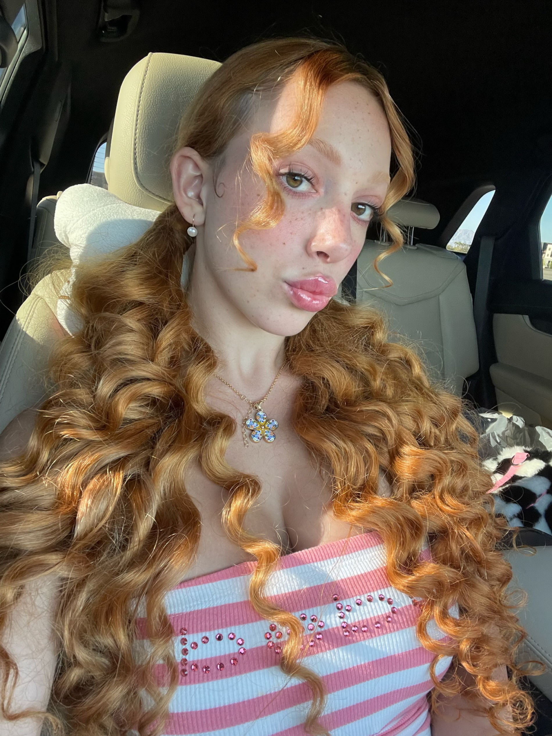 Redhead girl flaunts her attractive big boobs – photo 1