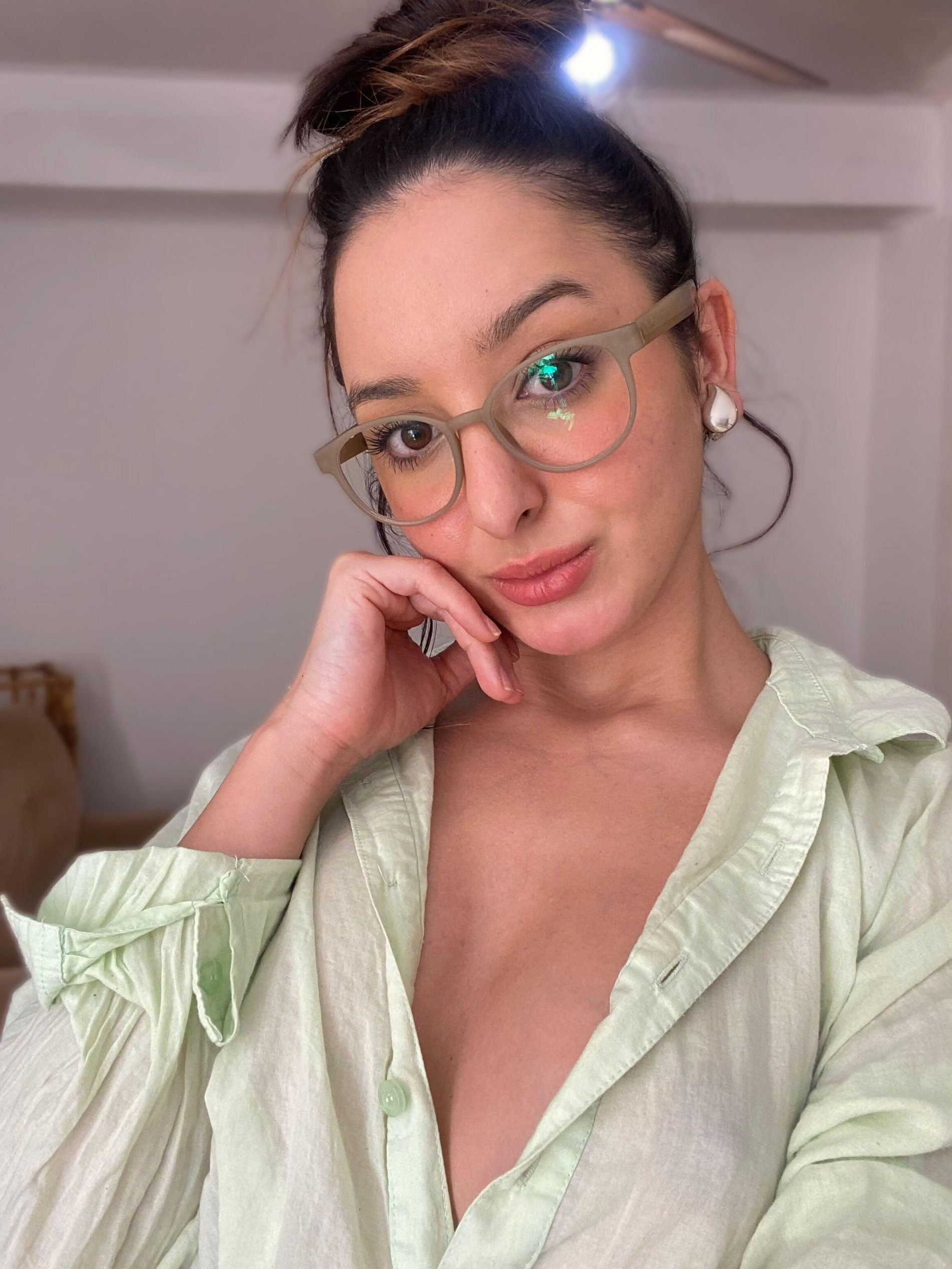 Long-haired brunette beauty flaunts her body and booty – photo 1