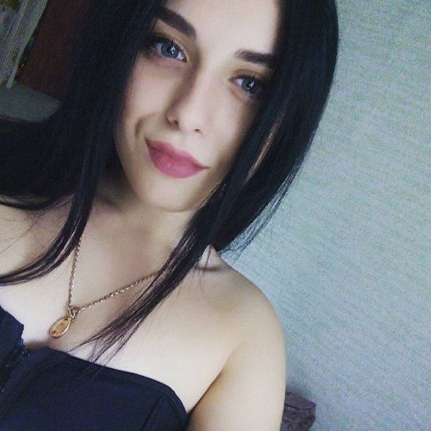 Young Student Ready to Show Off Her Attractive Curves – photo 1