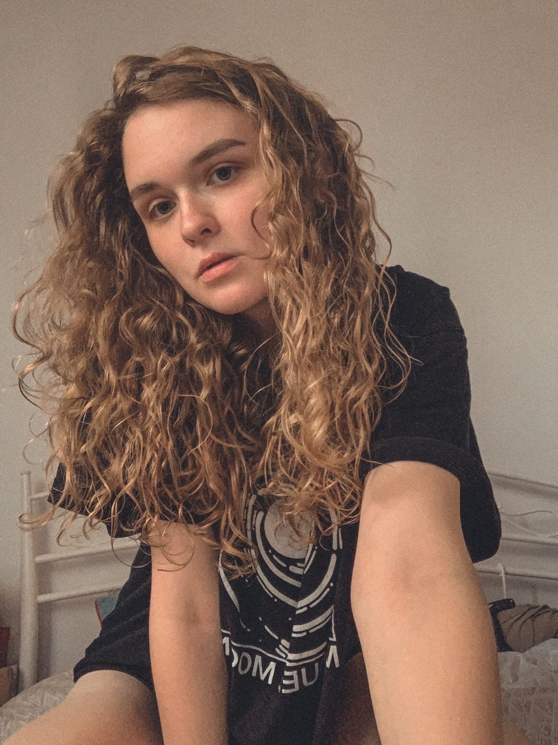 Seductive Girl Reveals Her Attractive Figure – photo 1