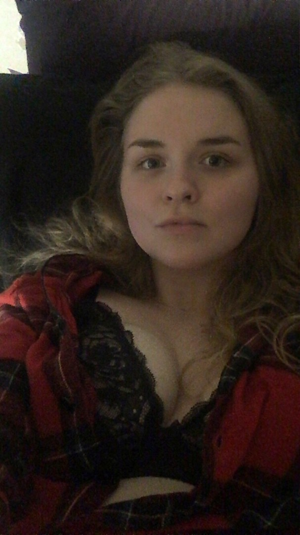 Seductive Girl Reveals Her Attractive Figure