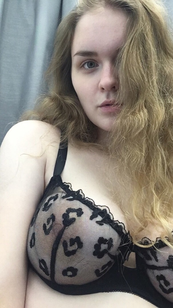 Seductive Girl Reveals Her Attractive Figure