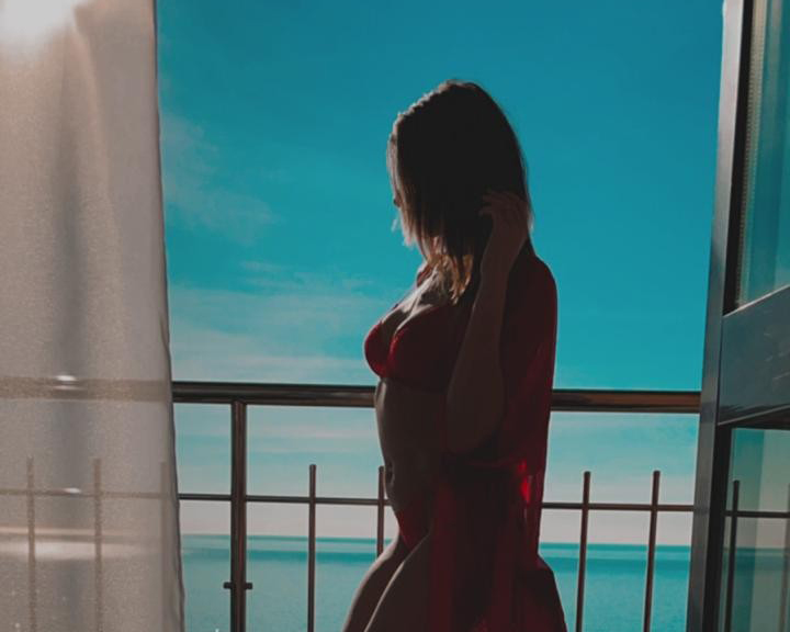 Seductive girl flaunts toned booty in revealing outfit