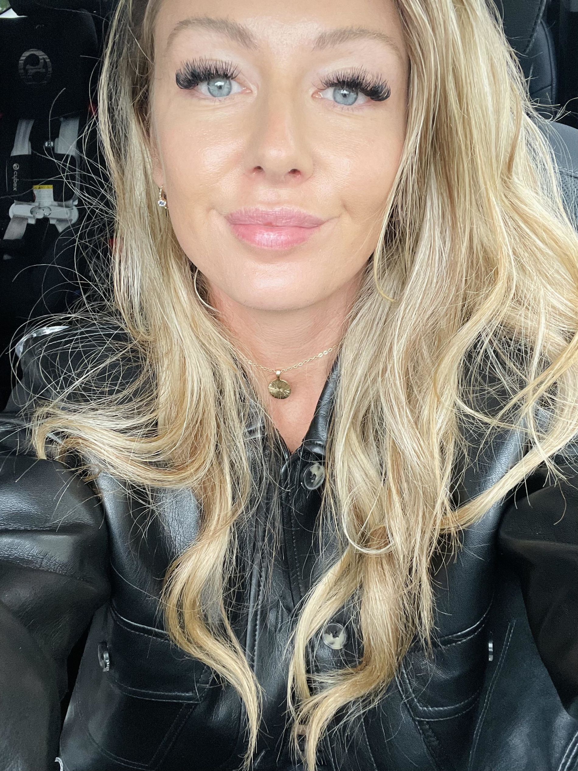 Busty Blonde Flaunts Sexy Curves and Assets – photo 1