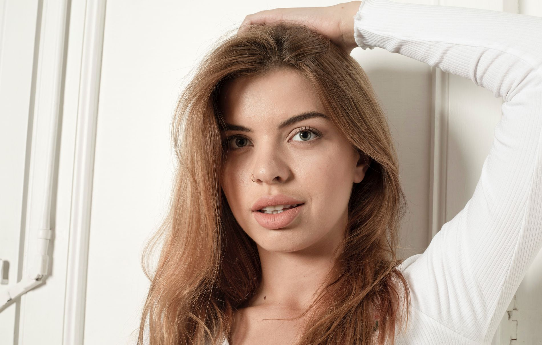 Naked model showcasing her explicit body in provocative photo shoot – photo 1