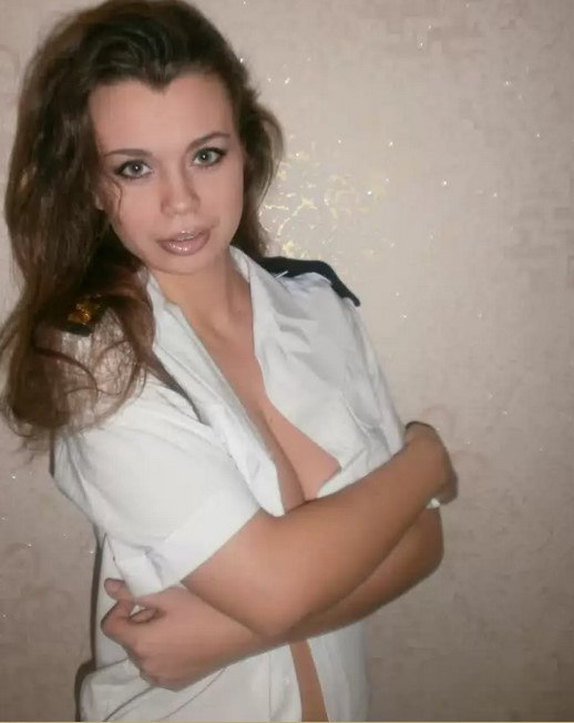 Beautiful Girl with Stunning Curves: Explicit and Bold Photoshoot