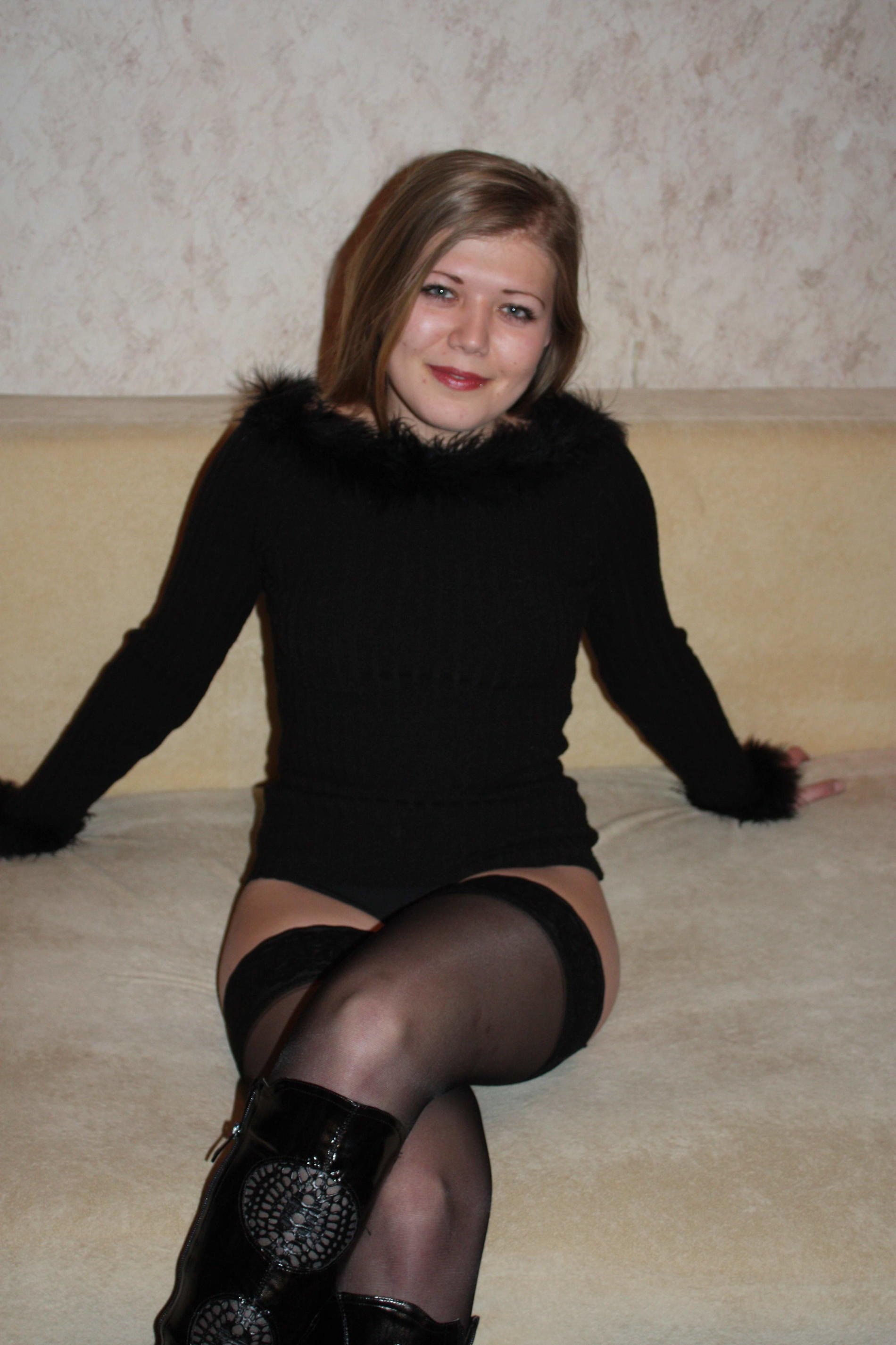 Amateur Girl's Explicit Intimate Photo Album with Seductive Poses