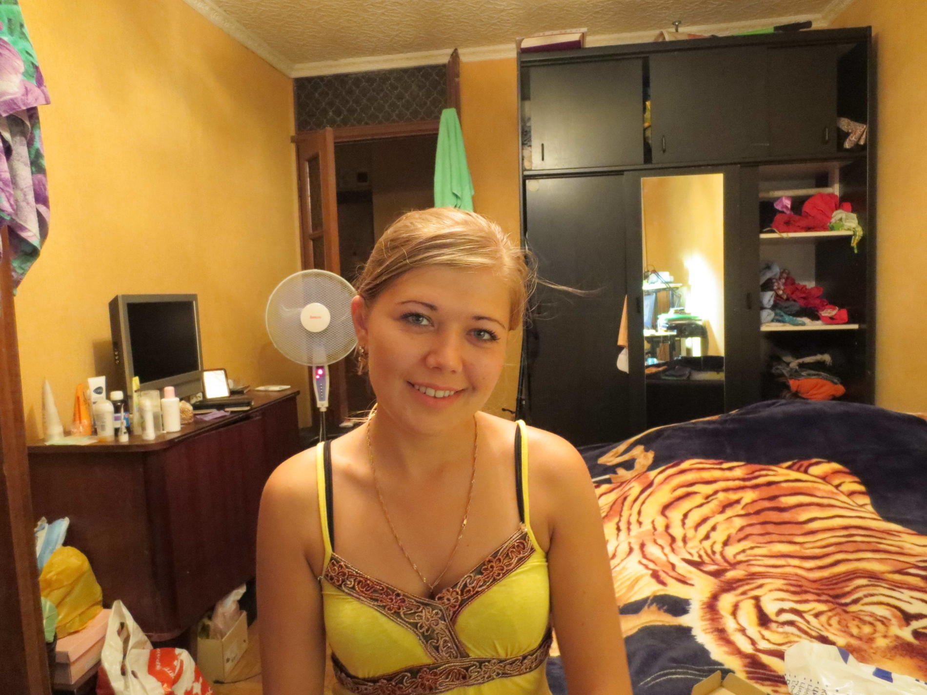 Amateur Girl's Explicit Intimate Photo Album with Seductive Poses