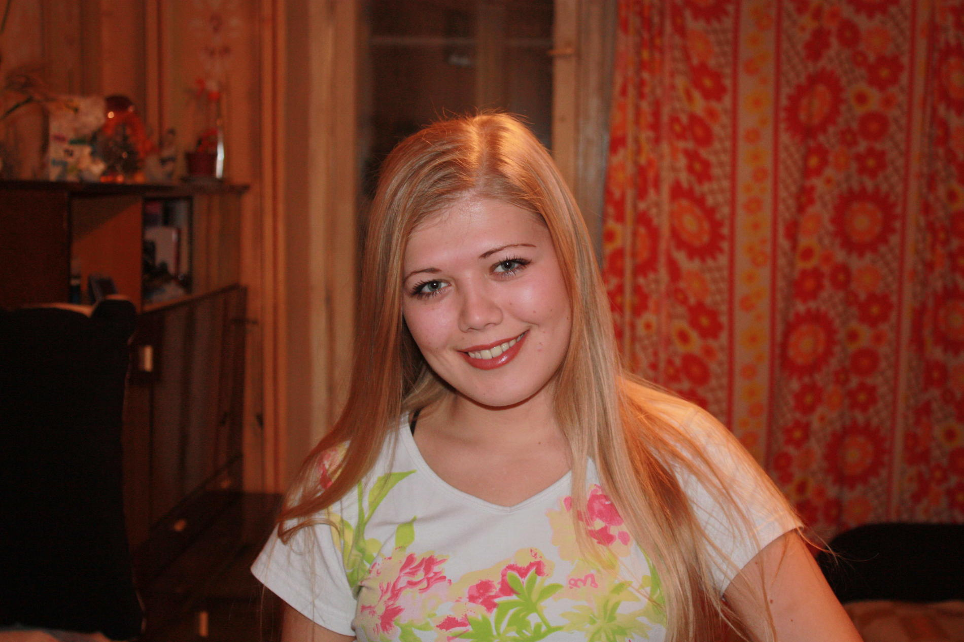 Amateur Girl's Explicit Intimate Photo Album with Seductive Poses