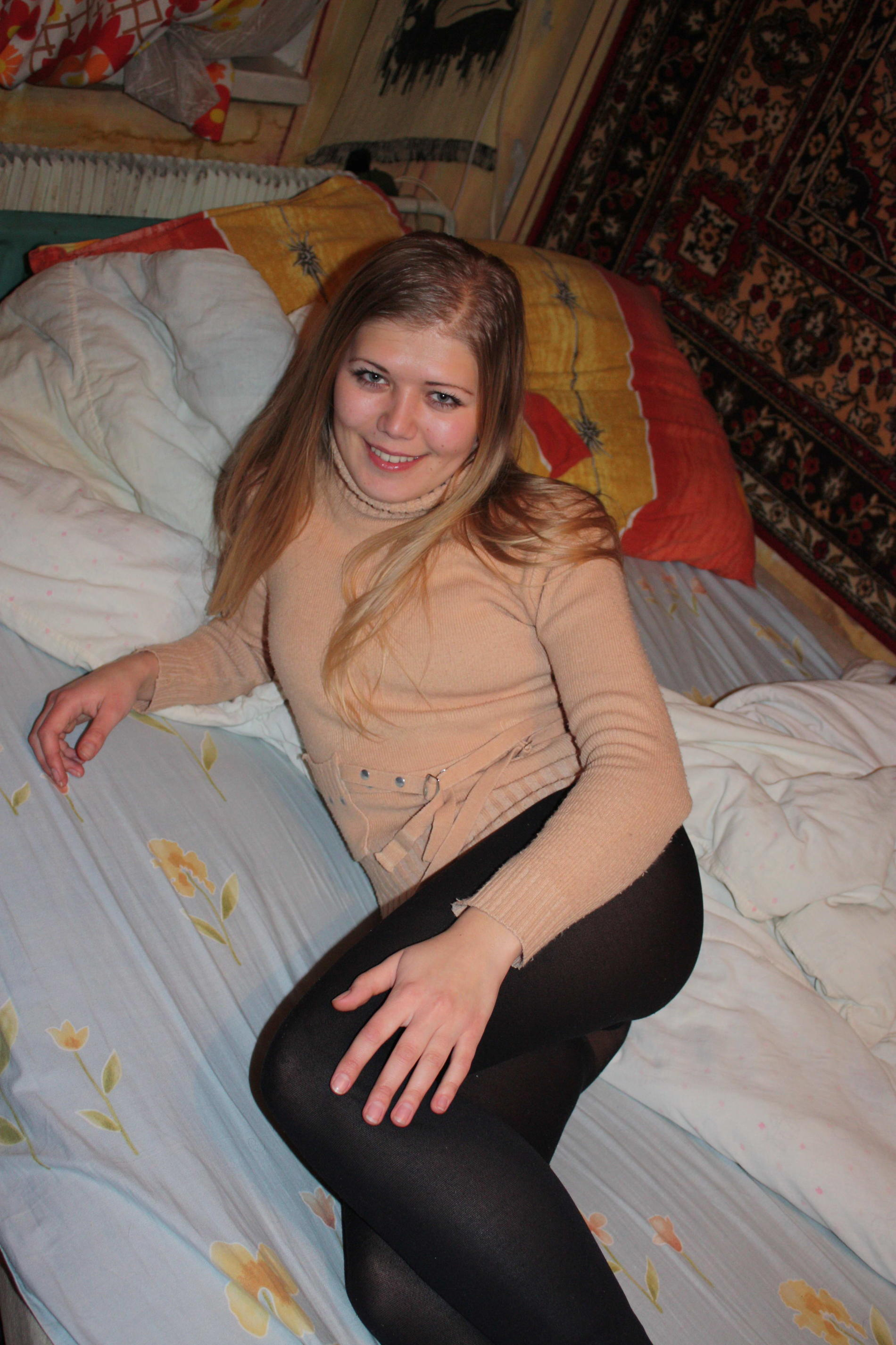 Amateur Girl's Explicit Intimate Photo Album with Seductive Poses