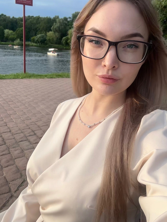 Sexy Babe Takes Mirror Selfie – photo 1