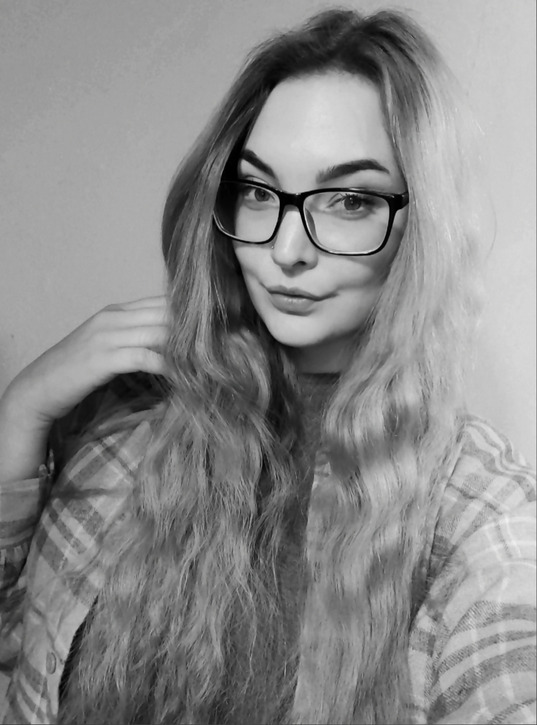 Sexy Babe Takes Mirror Selfie