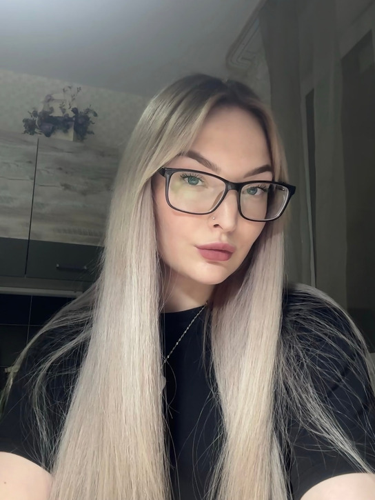 Sexy Babe Takes Mirror Selfie