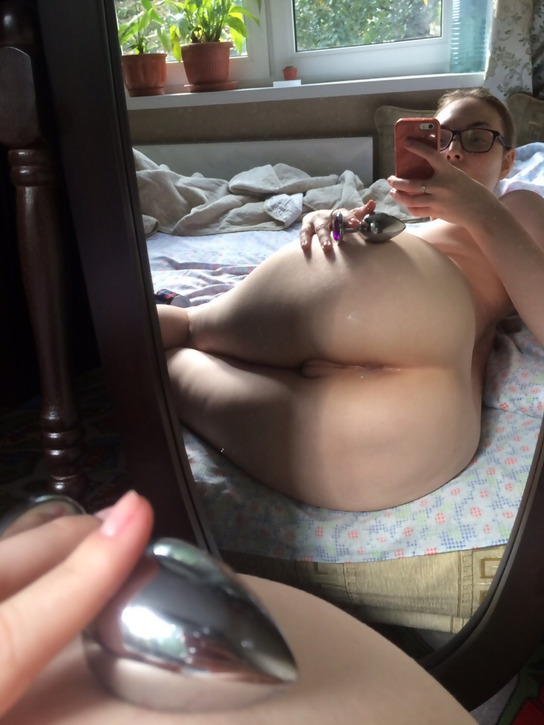 Sexy Babe Takes Mirror Selfie