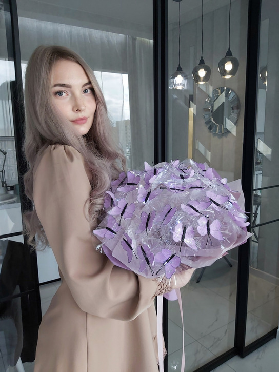 Sexy Babe Takes Mirror Selfie