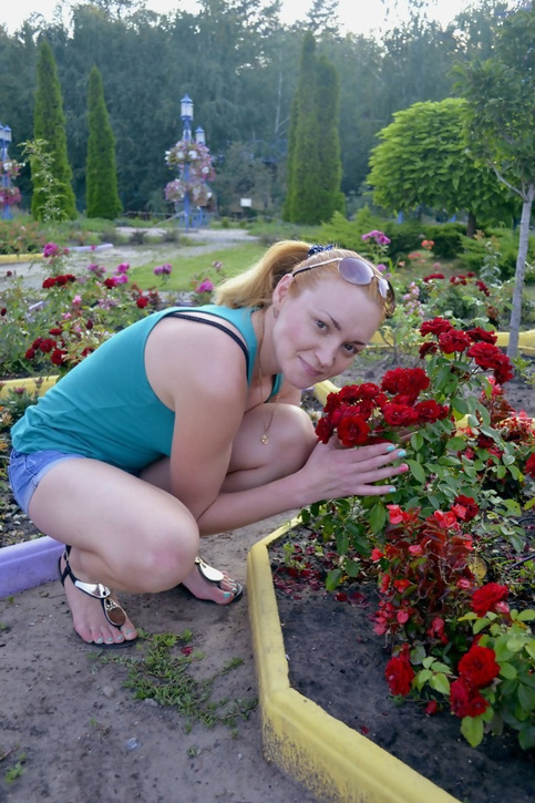 Seductive redhead girl with stunning figure flaunting her curves