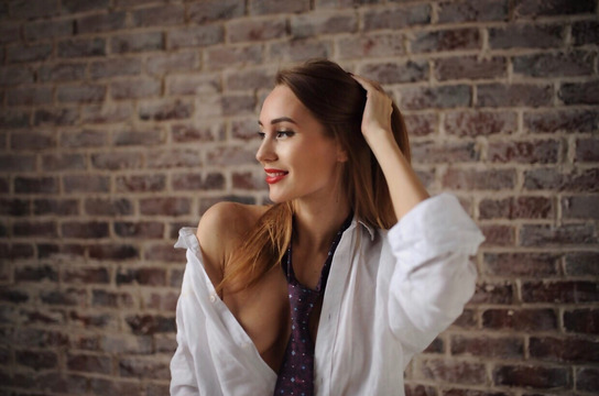 Blonde Babe Flaunts Slim Body for All to See! – photo 1