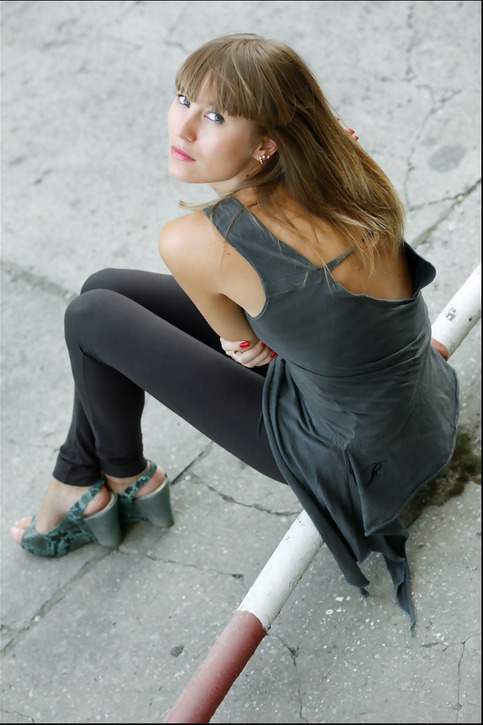 Blonde Babe Flaunts Slim Body for All to See!