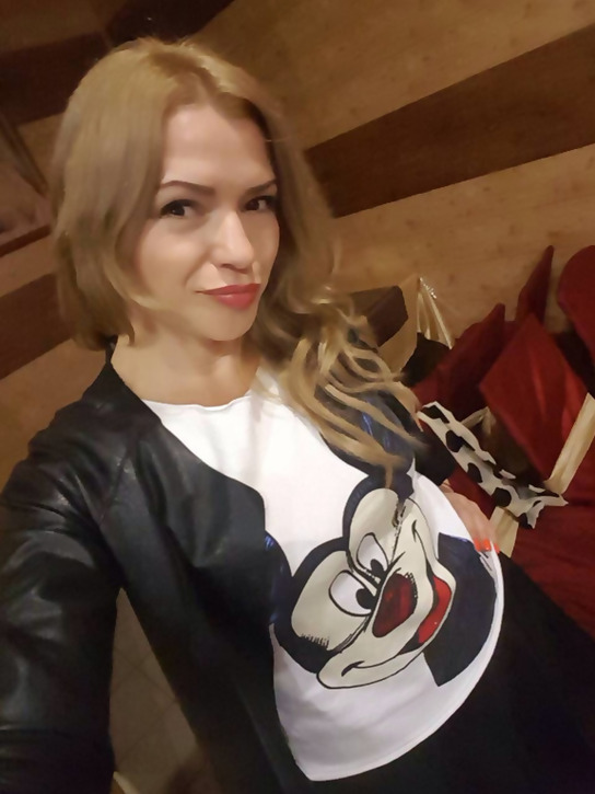 Mature Blonde Takes Explicit Mirror Selfies for Lover