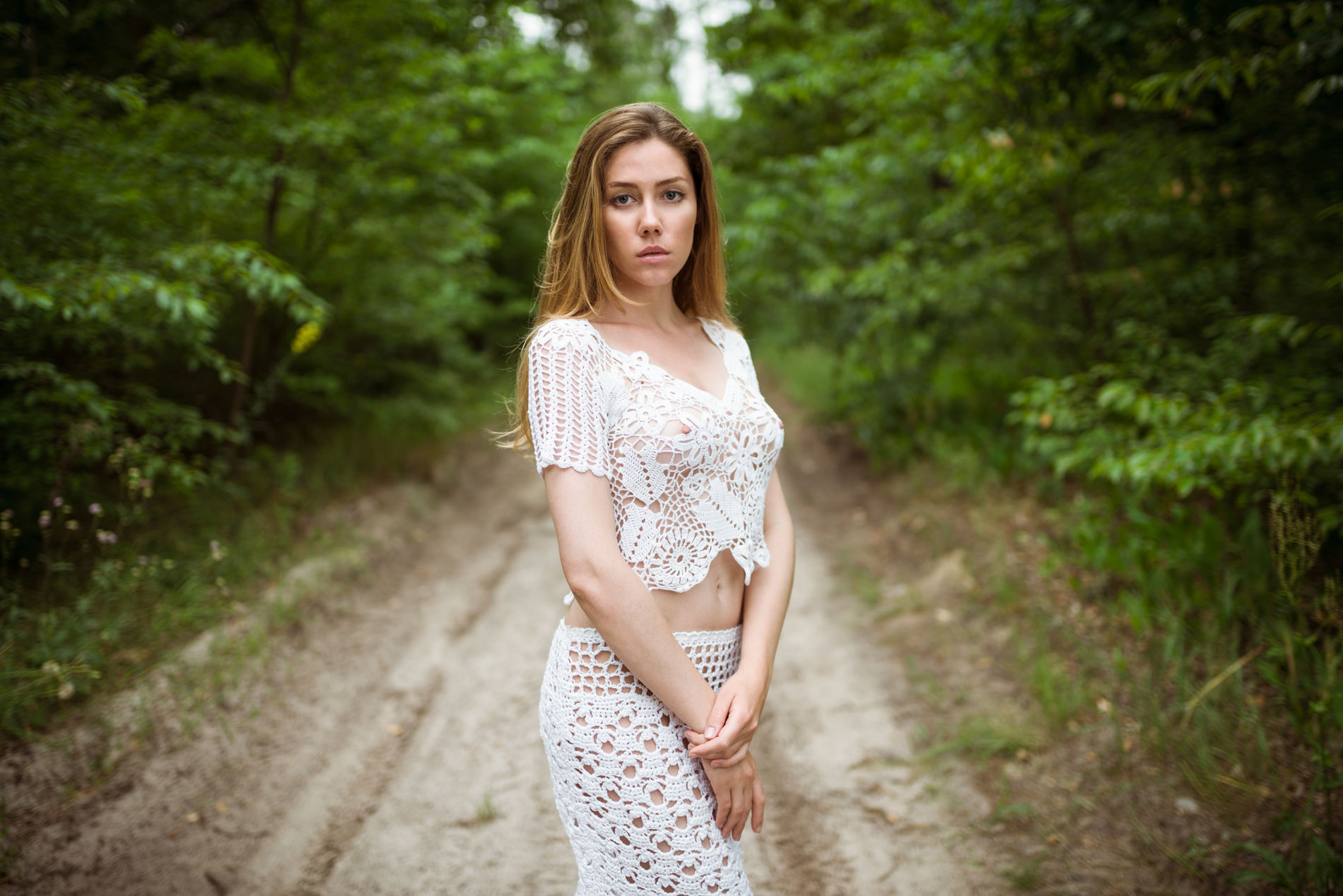 Seductive Outdoor Photoshoot with Stunning Redhead Girl – photo 1