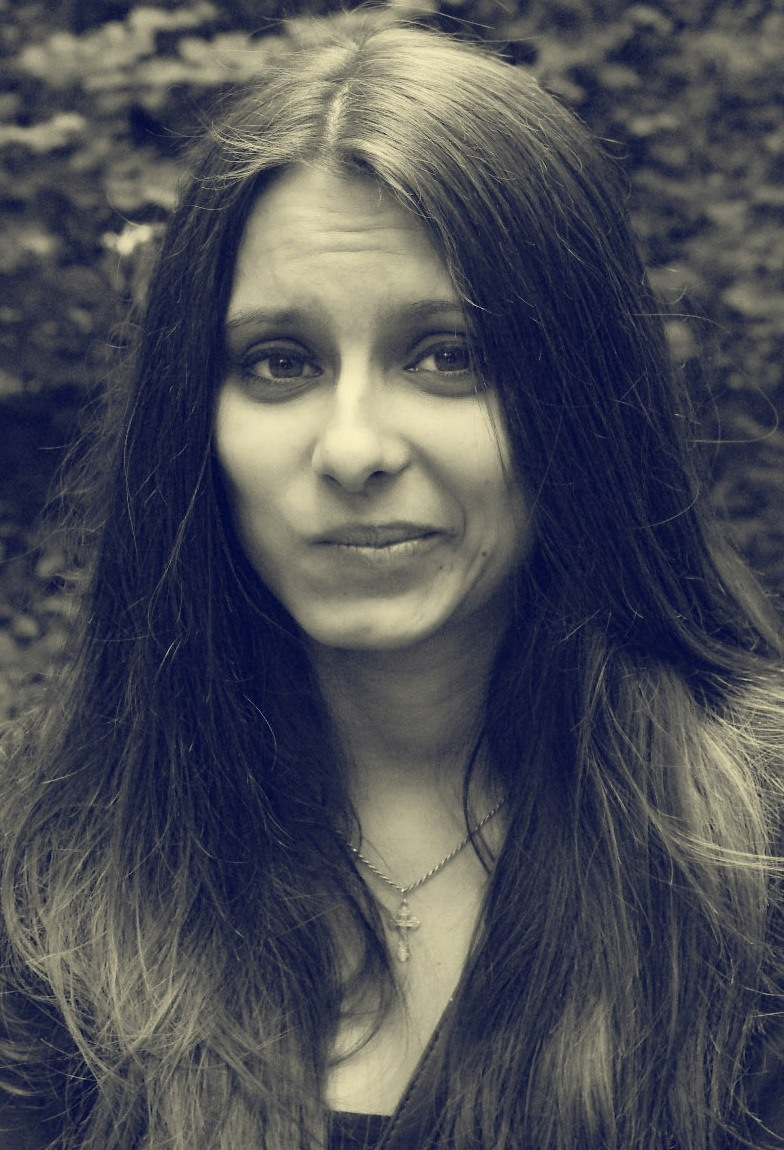 Attractive girl takes photo with naked pussy – photo 1