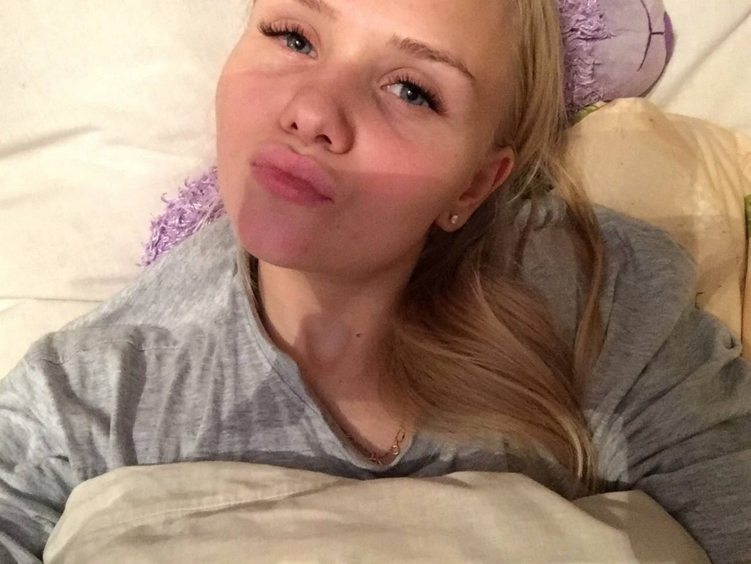 Blonde Bombshell's Intimate Photo Album: Explicit Home Pictures Galore!