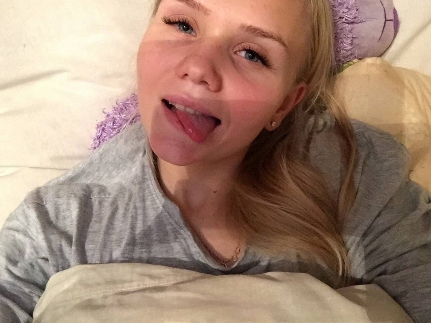 Blonde Bombshell's Intimate Photo Album: Explicit Home Pictures Galore!