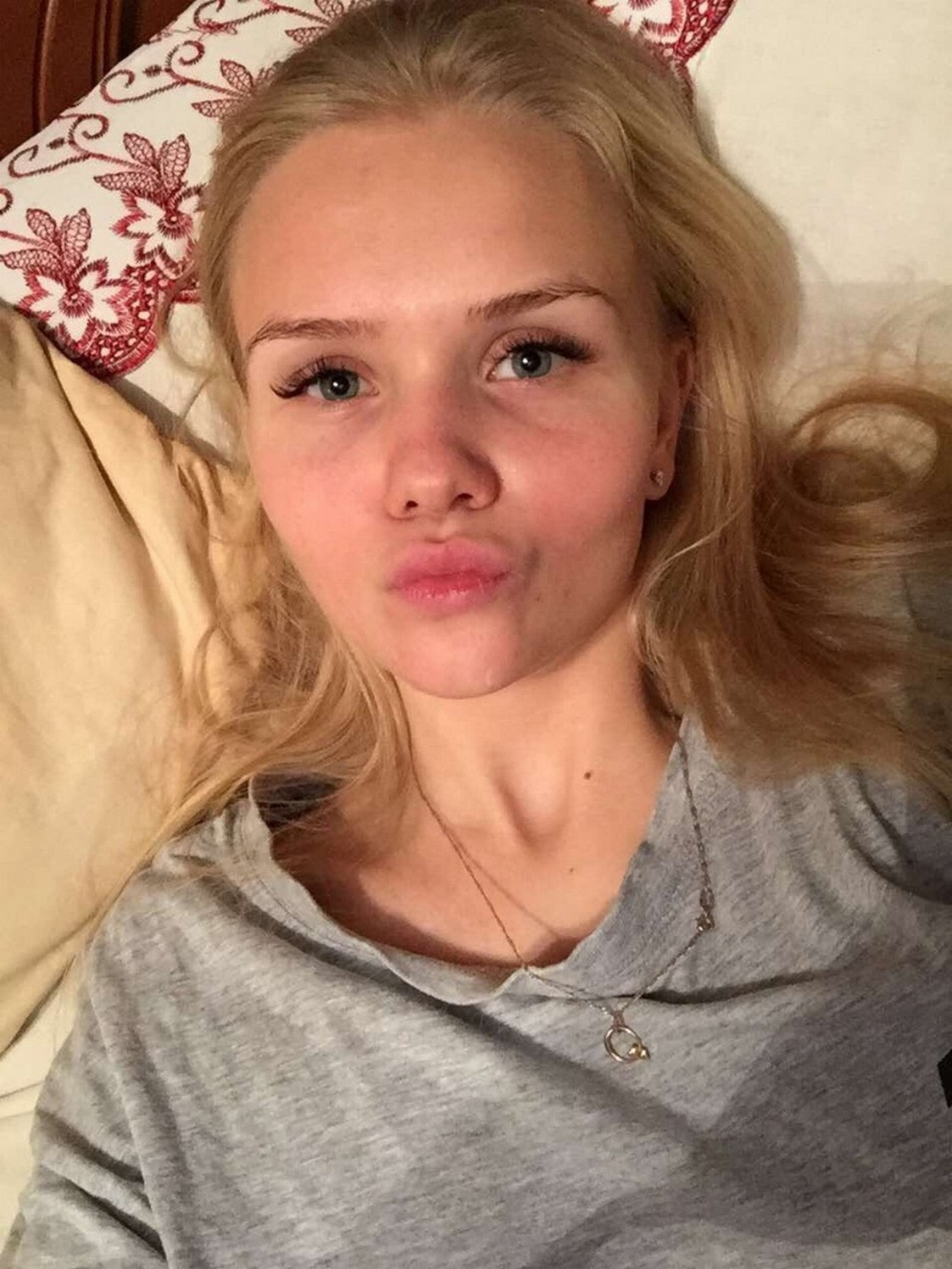 Blonde Bombshell's Intimate Photo Album: Explicit Home Pictures Galore!