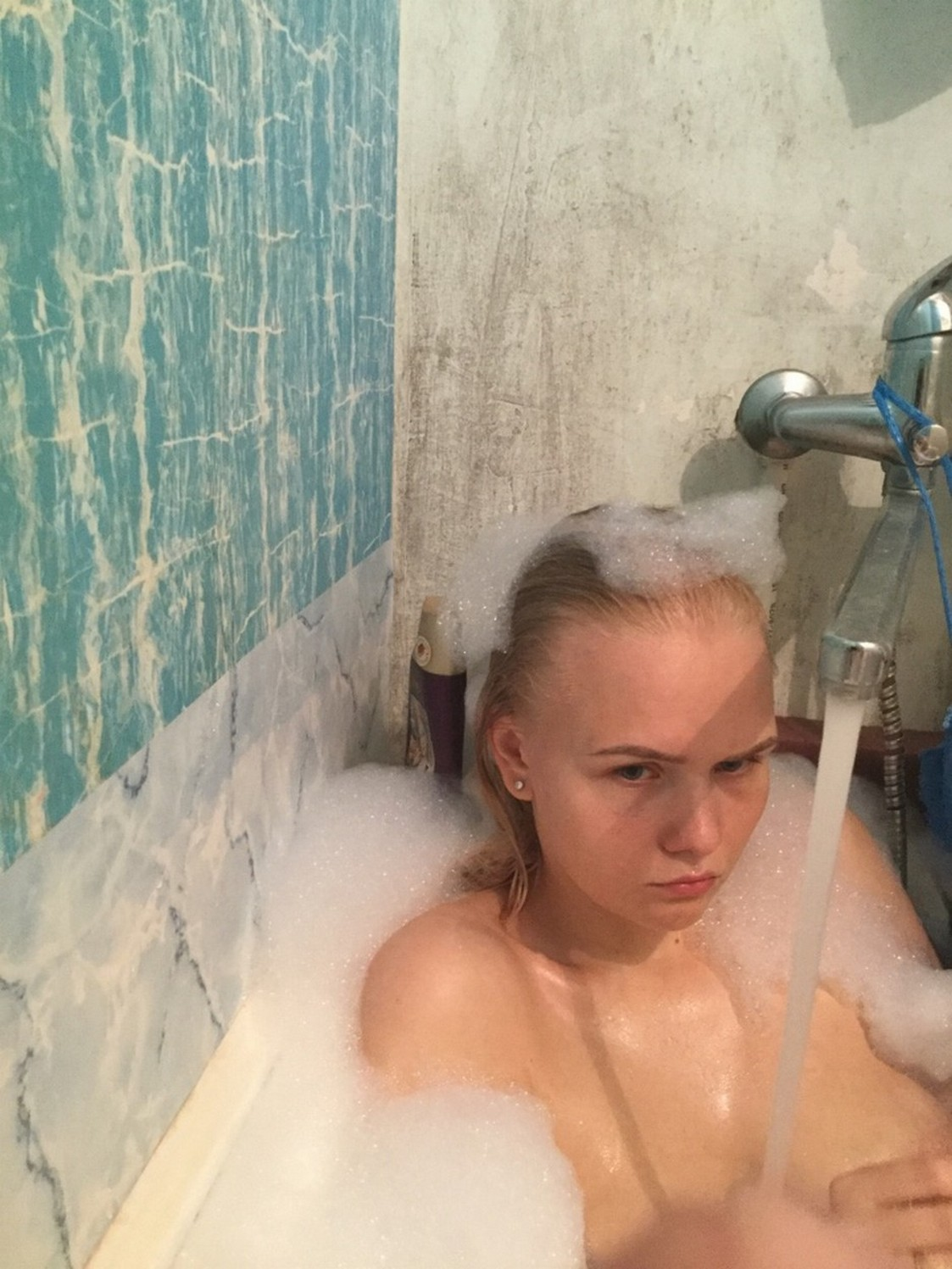 Blonde Bombshell's Intimate Photo Album: Explicit Home Pictures Galore!