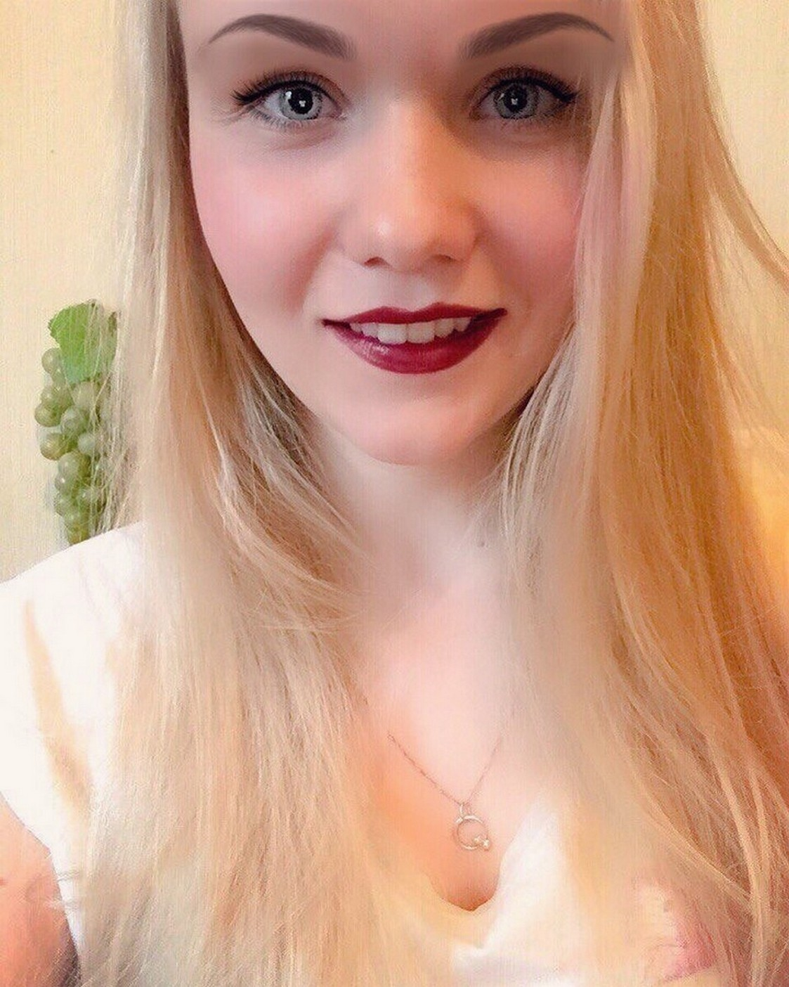 Blonde Bombshell's Intimate Photo Album: Explicit Home Pictures Galore!